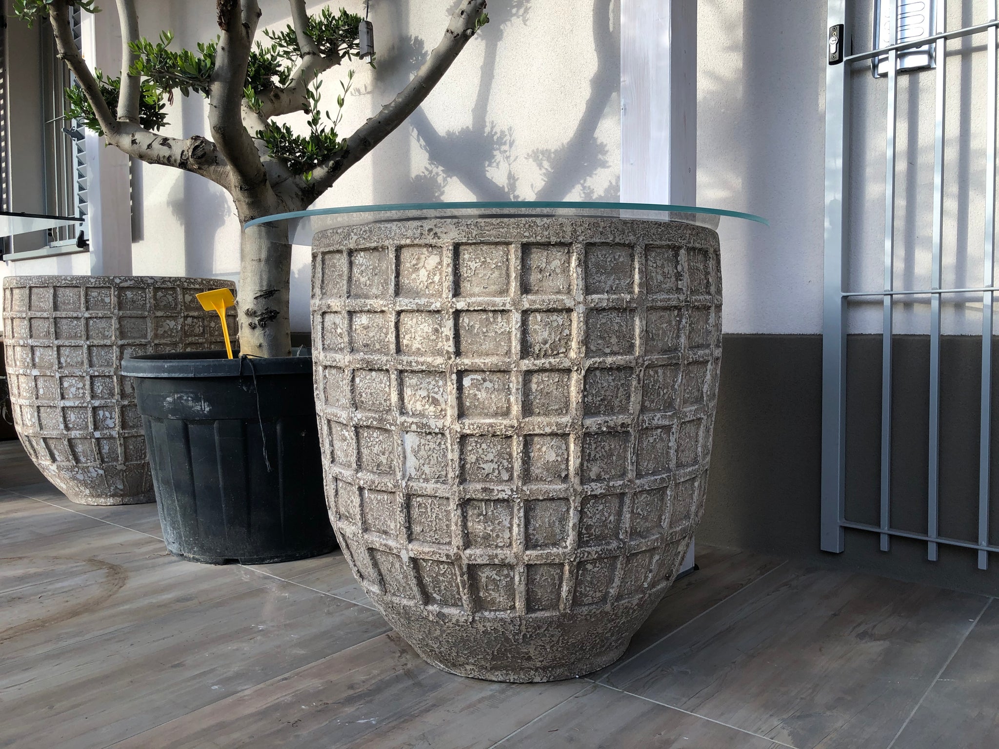 Jitta grey ceramic pot block desing round